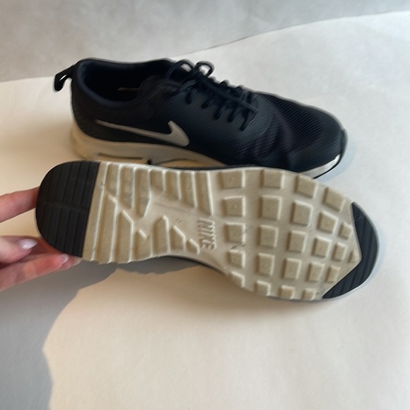 NIKE BLACK RUNNING SHOES SIZE 8 - Picture 2 of 6